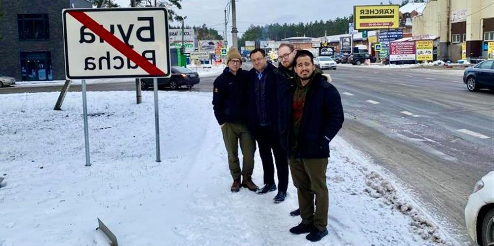泌尿科医生在离开乌克兰之前访问了附近的布查. 左起依次为López、Oszczudlowski、Bratslavsky和Nikolavsky.